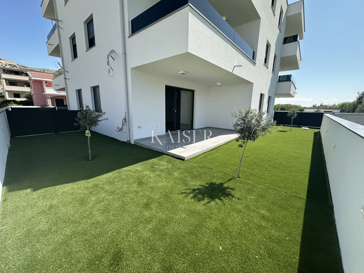 Pag - dvosobni stan 80 m2 s velikim vrtom od 75 m2 pokraj mora