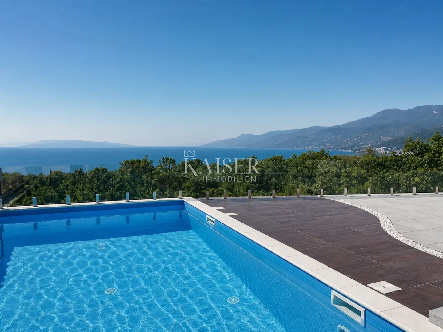 Rijeka, Martinkovac – Suvremena rezidencija s tri stambene jedinice, bazenom i panoramskim pogledom na Kvarner