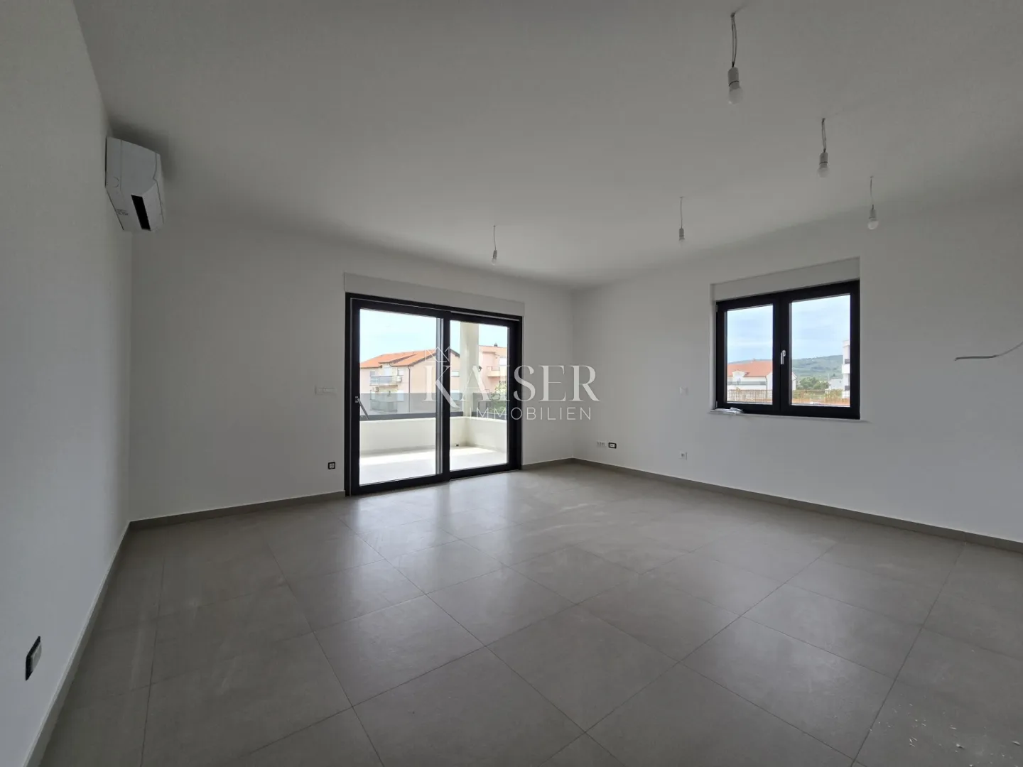 vodice, šibenik - moderan dvosoban stan s natkrivenom terasom 700m od mora - slika 2