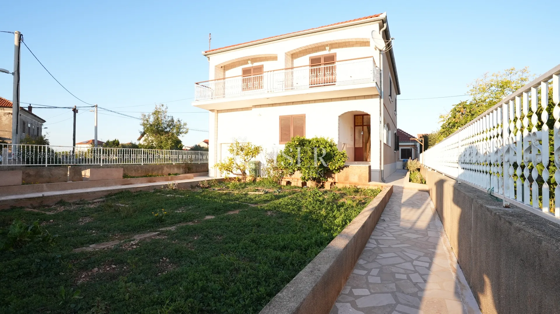 kuća sa dva stana 264m2 prvi red do mora - slika 52