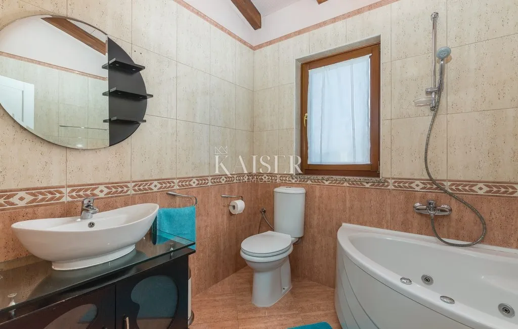 istra, novigrad - vila 131m2, s bazenom i velikom okućnicom, za dugoročni najam - slika 30