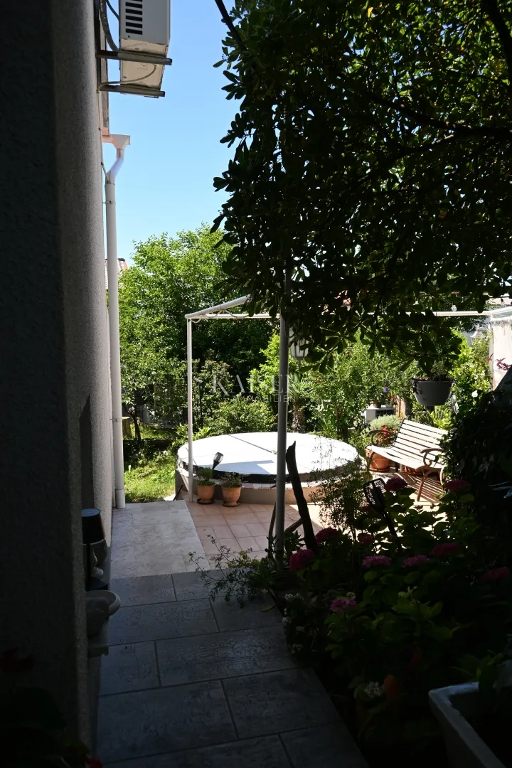 crikvenica - trosoban stan sa velikom okućnicom - slika 38