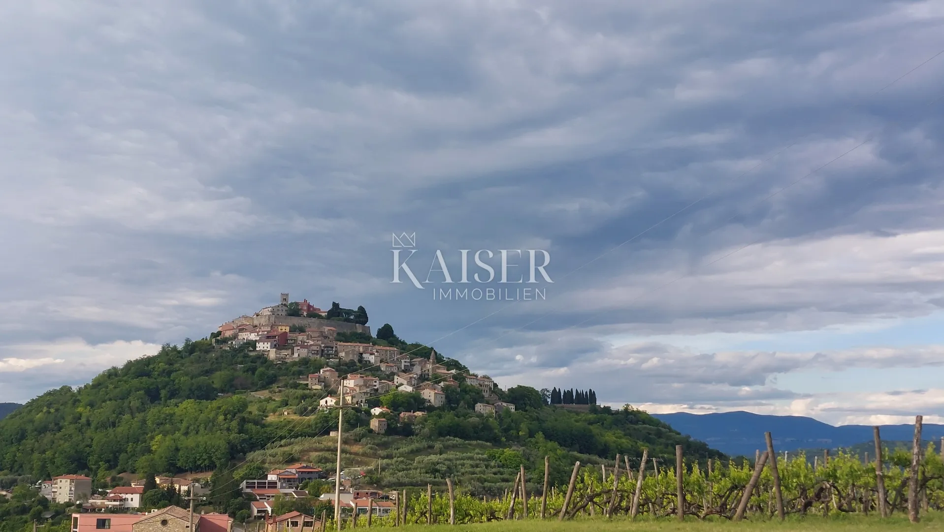 istra, motovun - kuća za obnovu 150m2; velika okućnica, pogled na motovun - slika 9