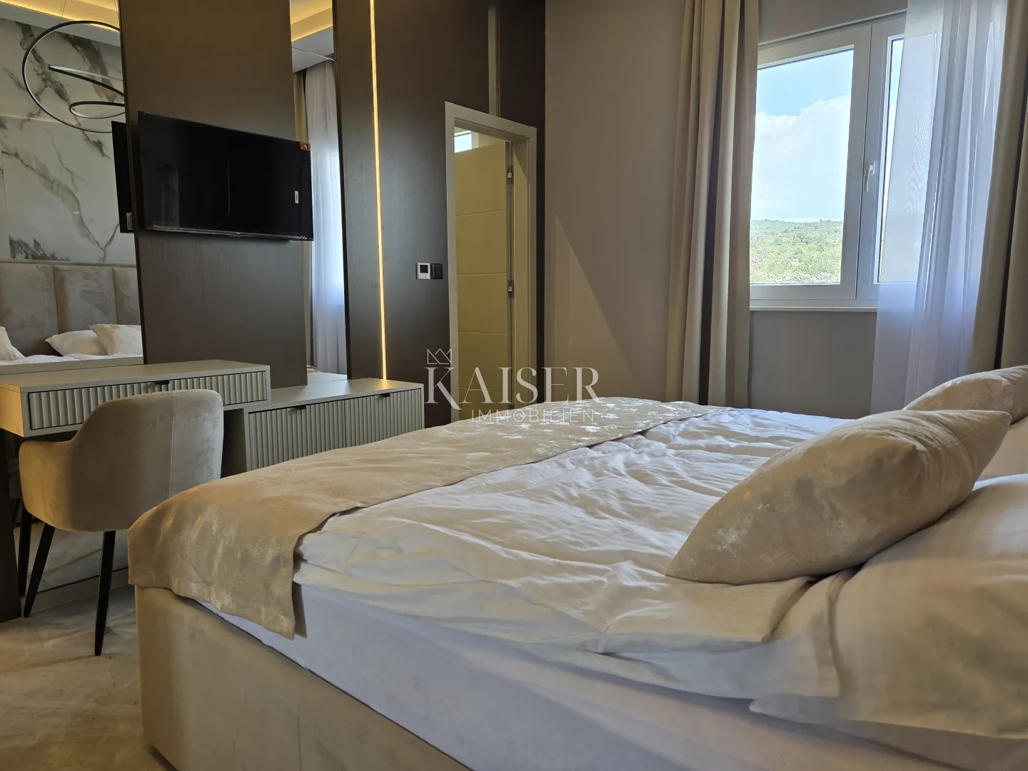 rogoznica- lukszuzna vila sa bazenom i teniskim terenom na 20000m2 - slika 79