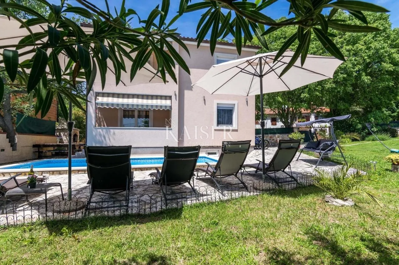 Istra, Pula- Obiteljska kuća 250m² na atraktivnoj lokaciji s bazenom