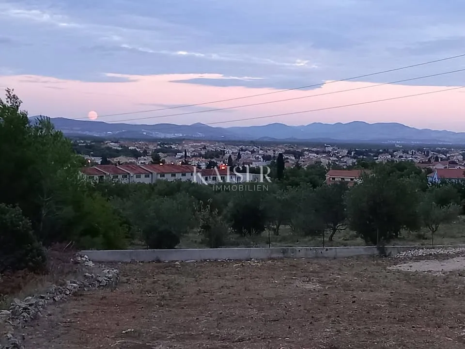 Šibenik, Vodice - Građevinsko zemljište s pogledom na more i otoke, veličine 649 m2.