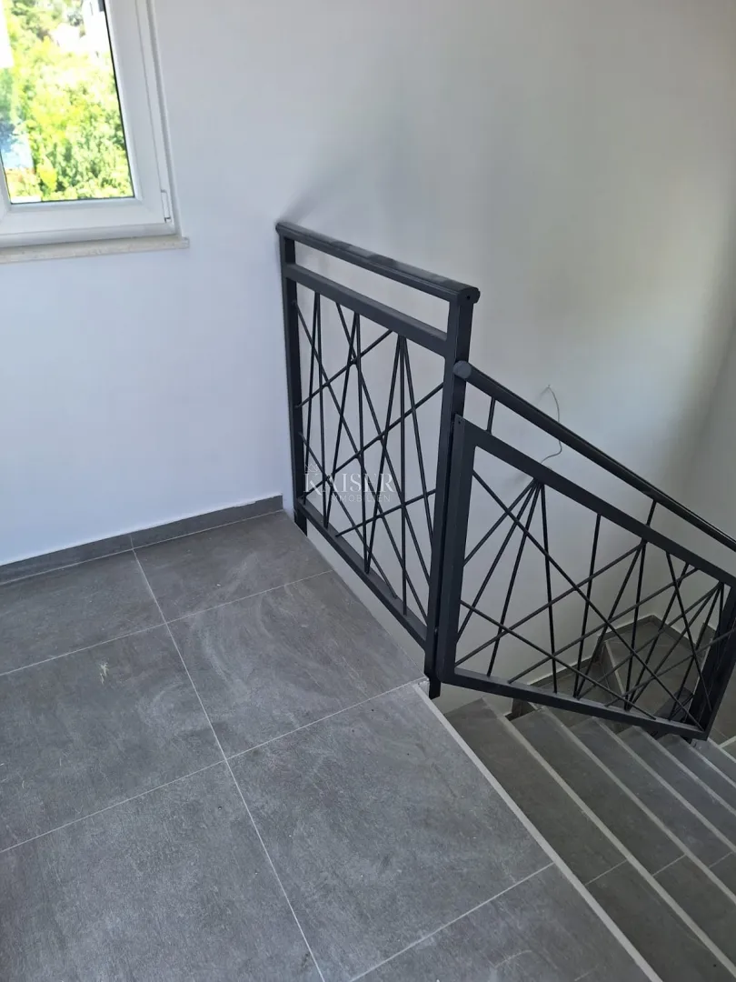zadar , rtina - vila s bazenom i krovnom terasom - slika 19