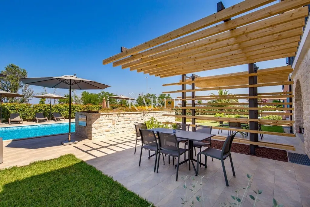 istra - poreč, ekskluzivna vila sa 6 apartmana blizu mora - slika 12