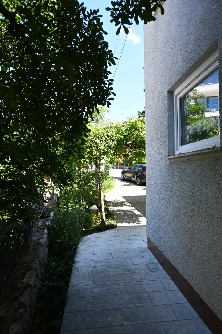 crikvenica - trosoban stan sa velikom okućnicom - slika 60
