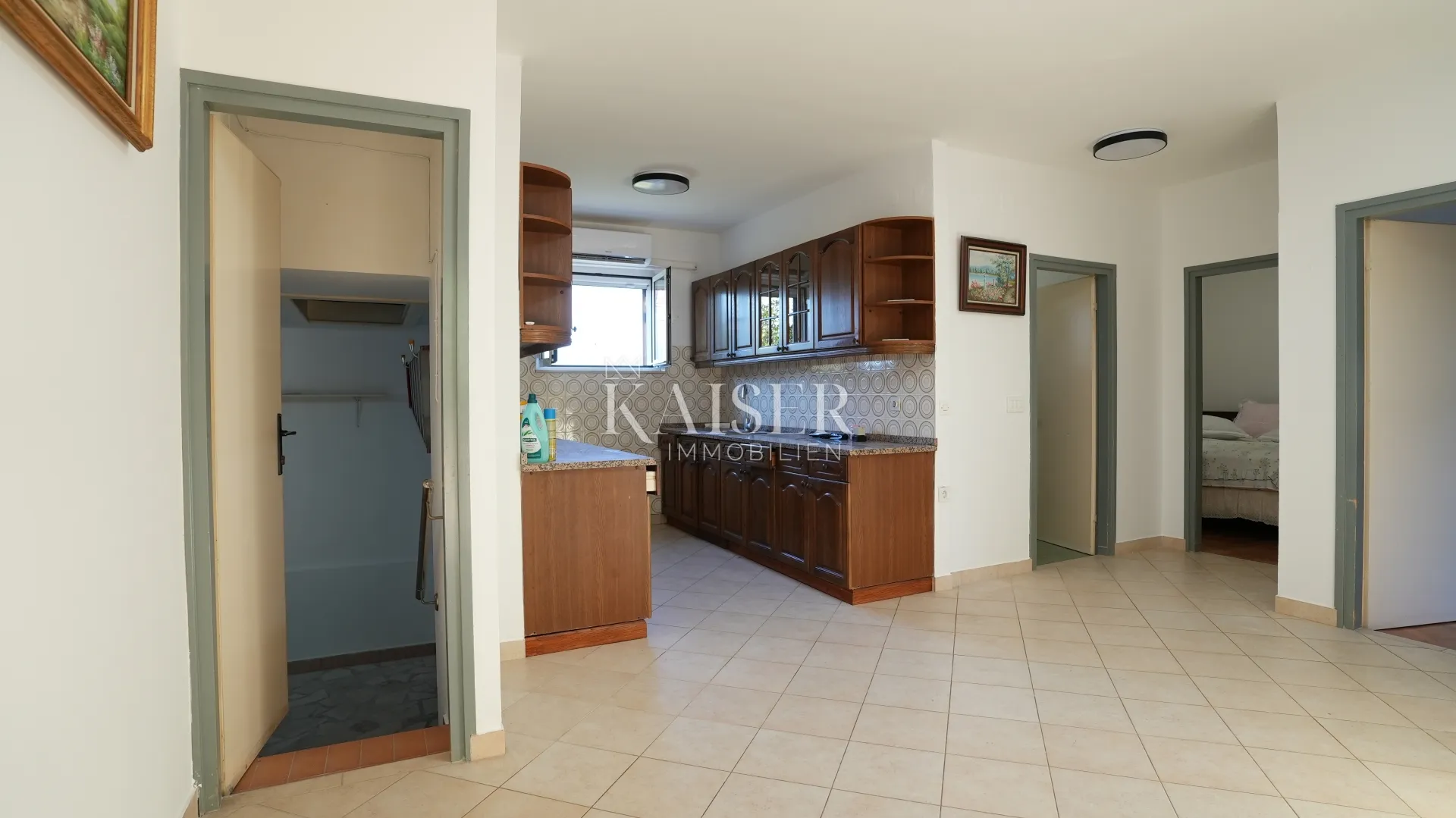 kuća sa dva stana 264m2 prvi red do mora - slika 10
