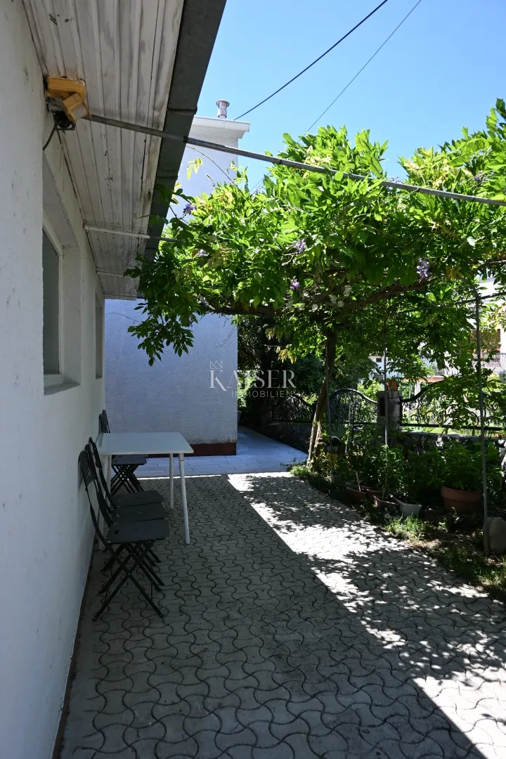 crikvenica - trosoban stan sa velikom okućnicom - slika 66
