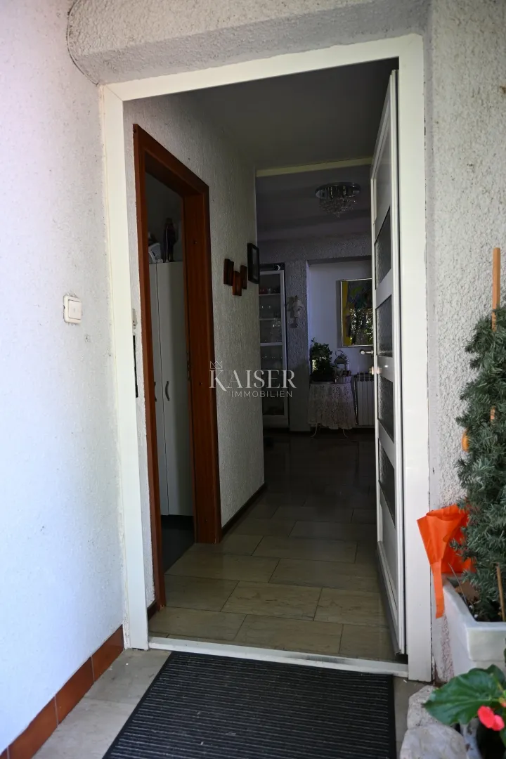 crikvenica - trosoban stan sa velikom okućnicom - slika 26