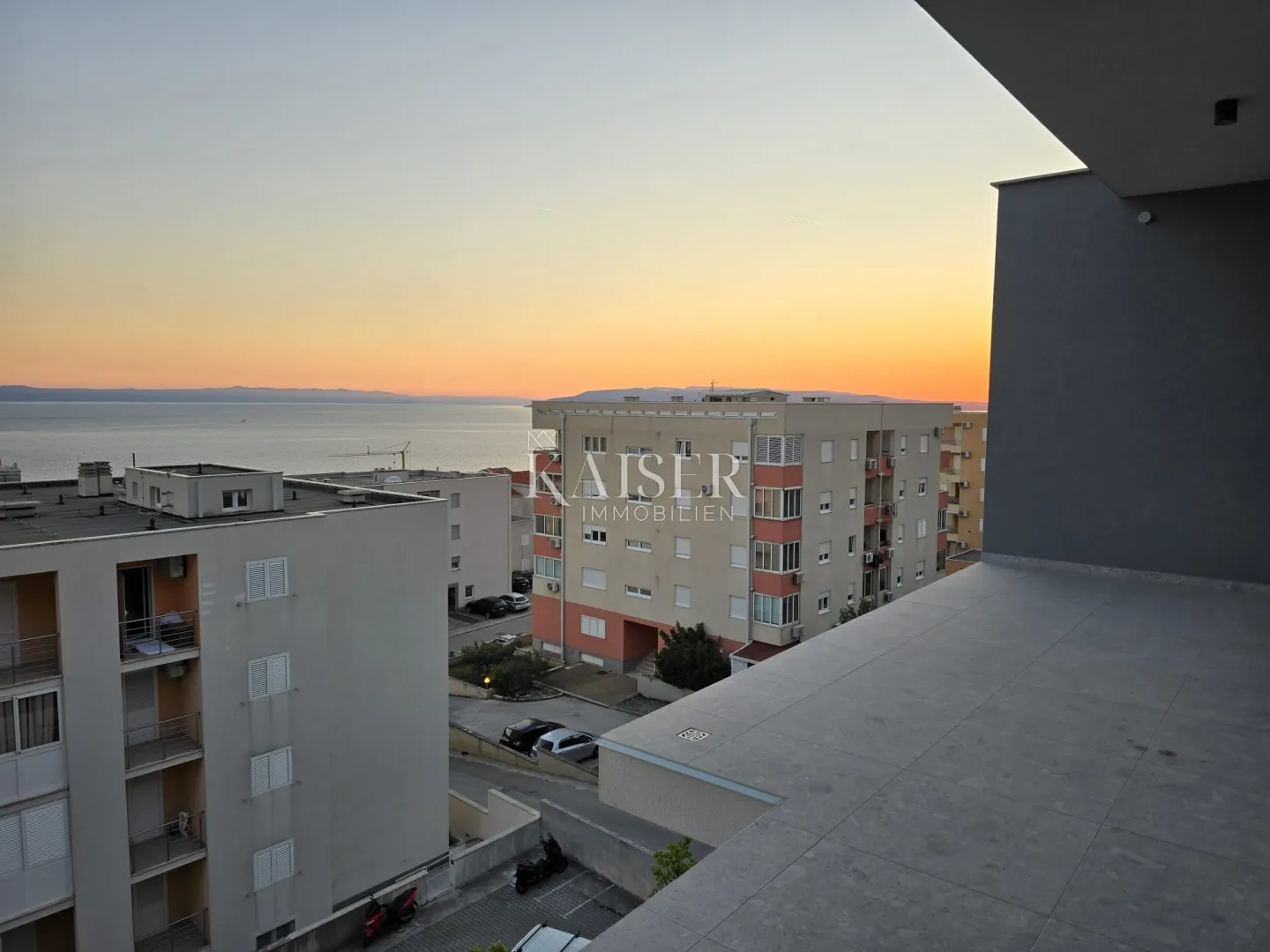 Makarska - Komforan dvosoban stan s velikom lođom u novogradnj 800m od mora
