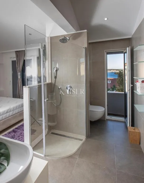 šibenik-rogoznica – luksuzna vila s bazenom, 4 apartmana, tradicionalnom konobom i panoramskim pogledom na more - slika 7