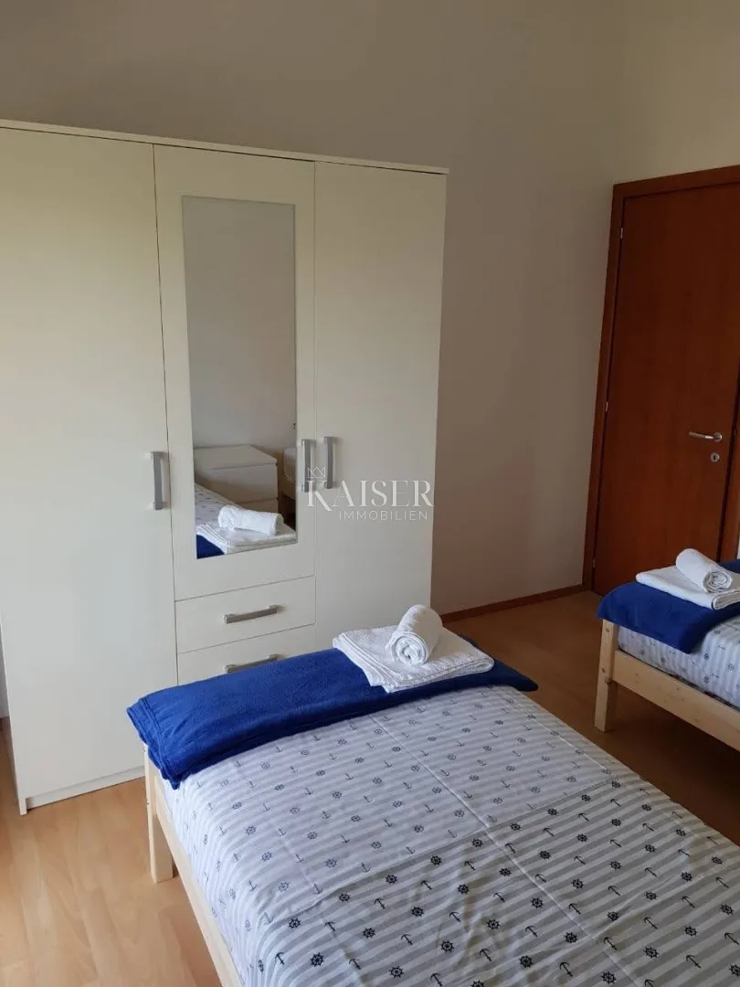 trogir,čiovo- trosoban stan (93 m2) s pogledom na more, blizu plaže - slika 17