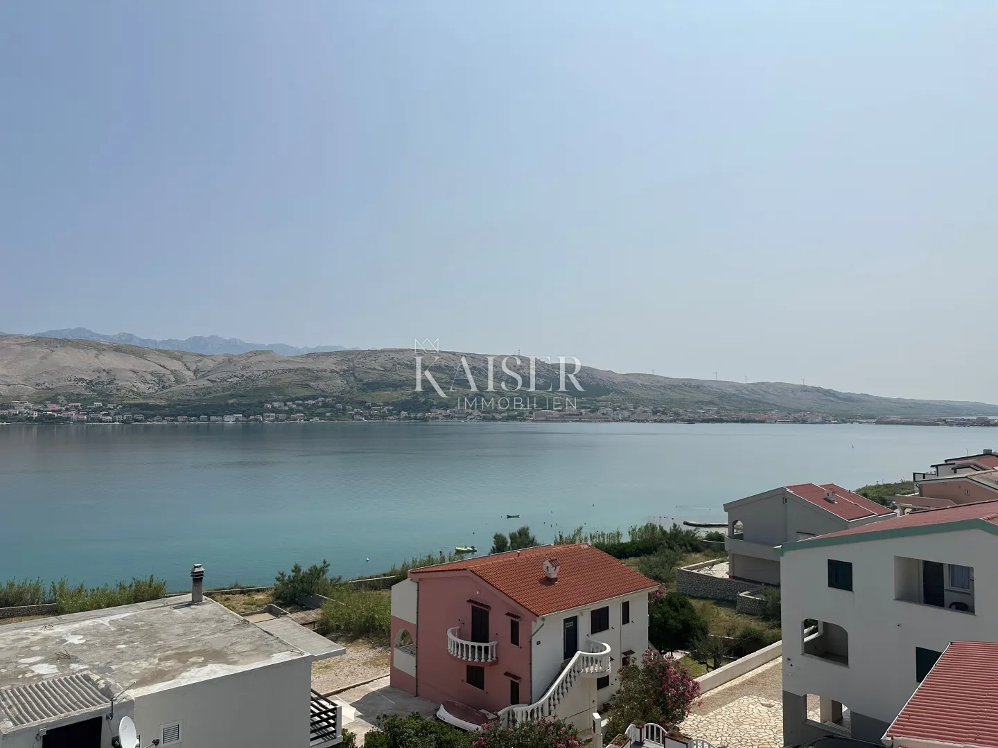 Pag - Dvosoban stan sa pogledom na more, 70 m od plaže