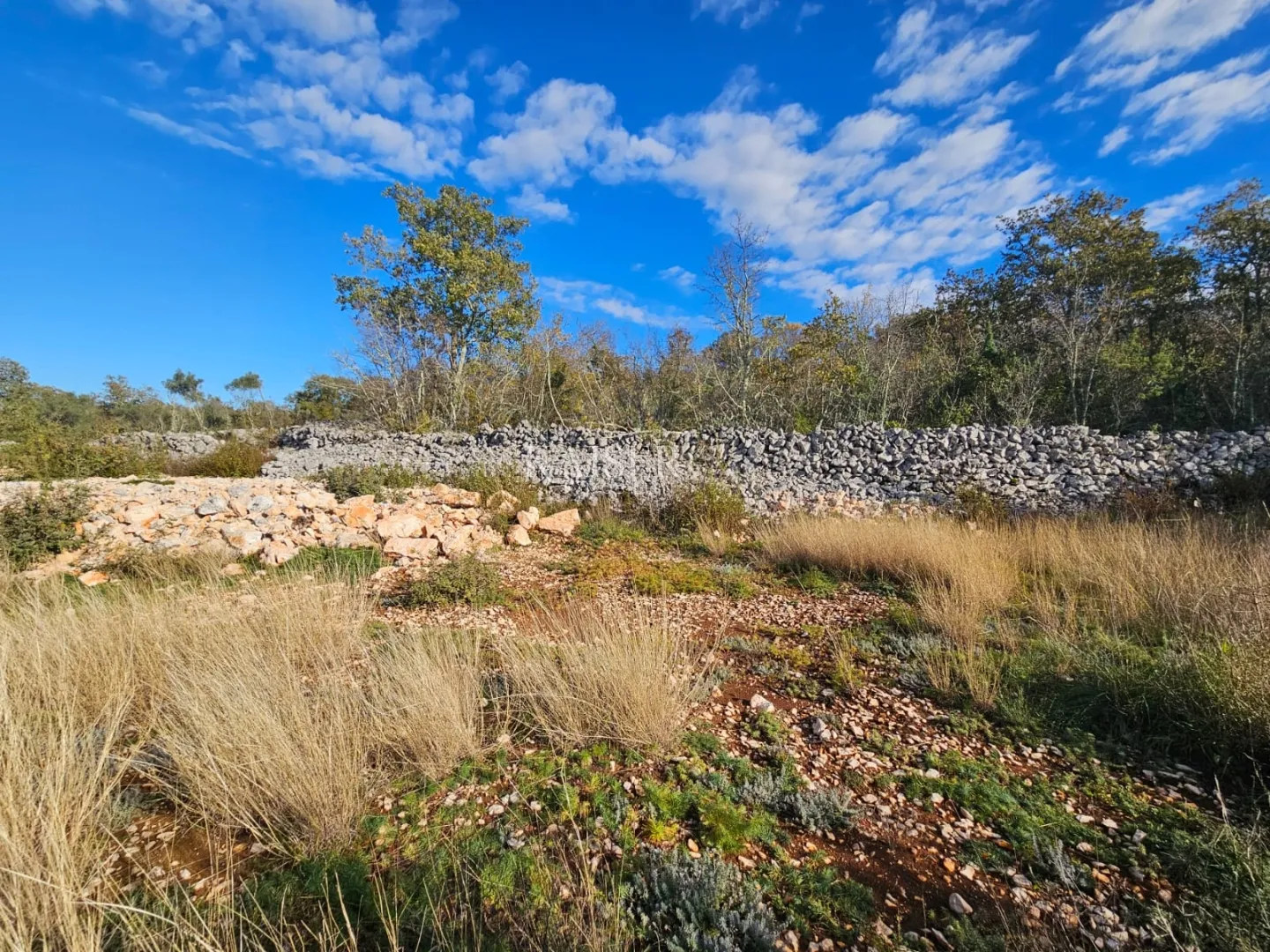 otok krk, malinska - građevinsko zemljište 700m2 - slika 1