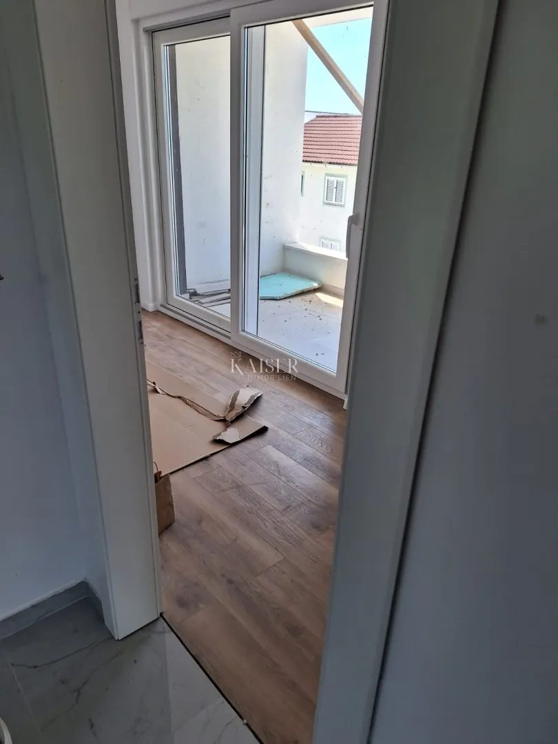 zadar , rtina - vila s bazenom i krovnom terasom - slika 12