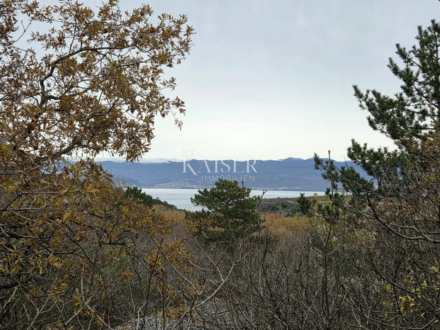Krk, Vrbnik - građevinsko zemljište 2700m2, pogled more