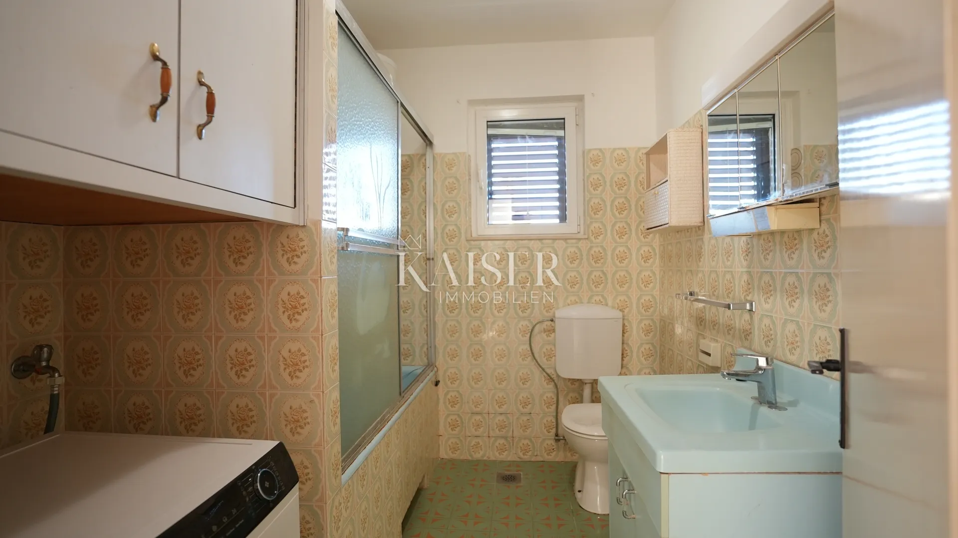 kuća sa dva stana 264m2 prvi red do mora - slika 18