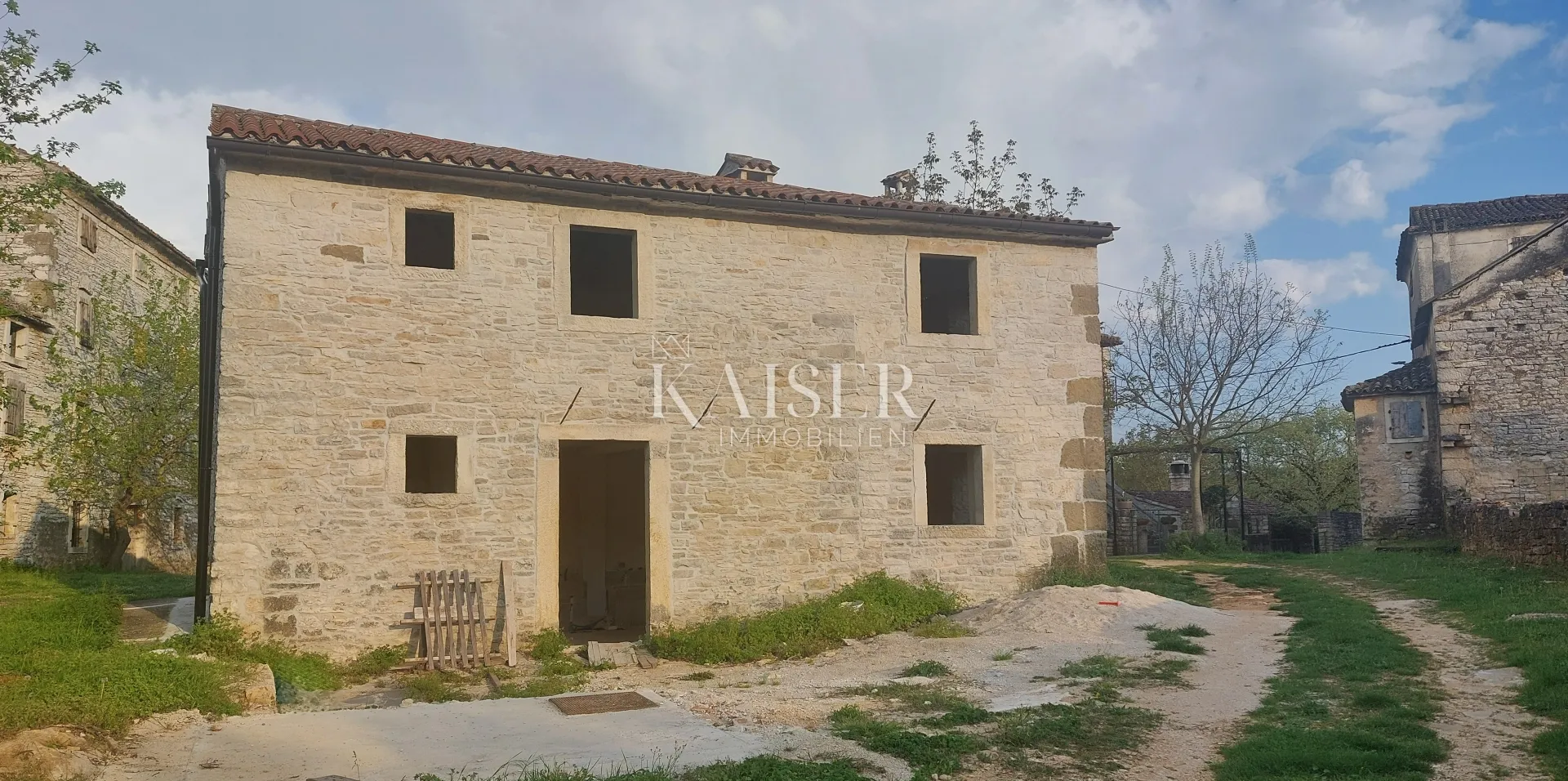 Istra, Grožnjan - samostojeća kamena kuća, 90m2, rohbau