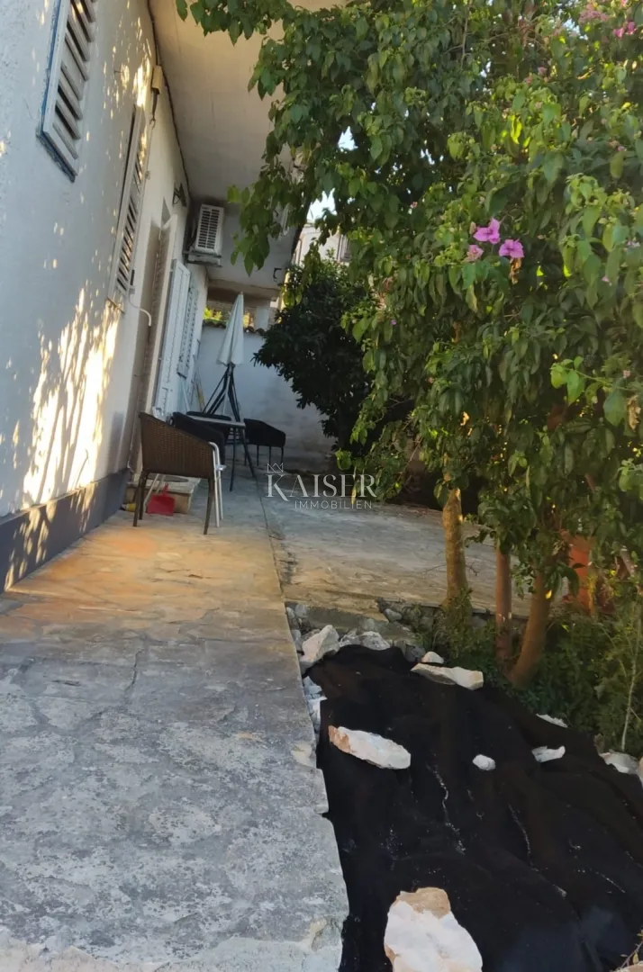 trogir, čiovo, prizemlje s terasom i vrtom 250m od mora - slika 3