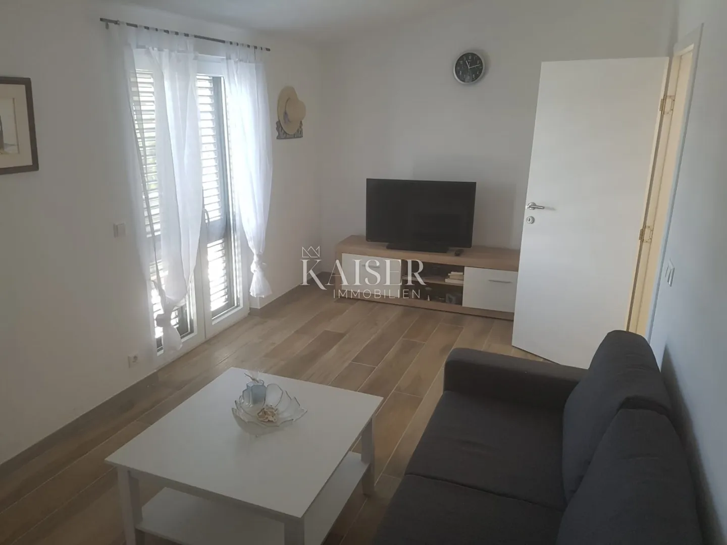 otok vir- kuća 220m2 ,s 3 apartmana - slika 12