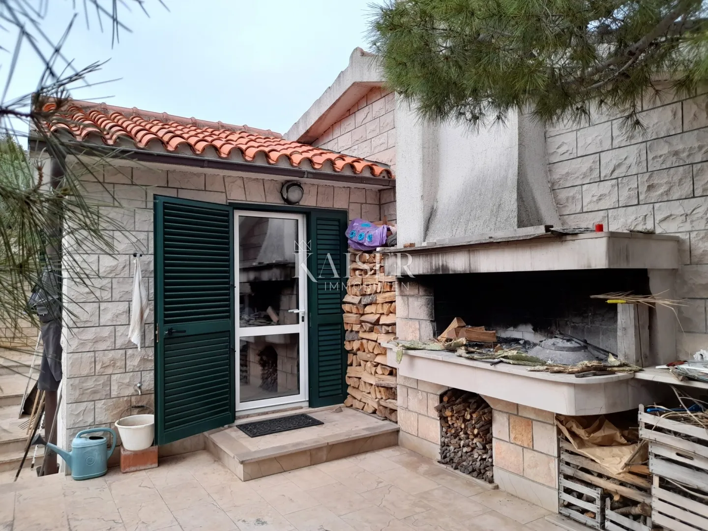 sumartin - puntinak , brač - kamena vila s raskošnom okućnicom ,te maslinikom u građevinskoj zoni i vezom za plovilo - slika 5