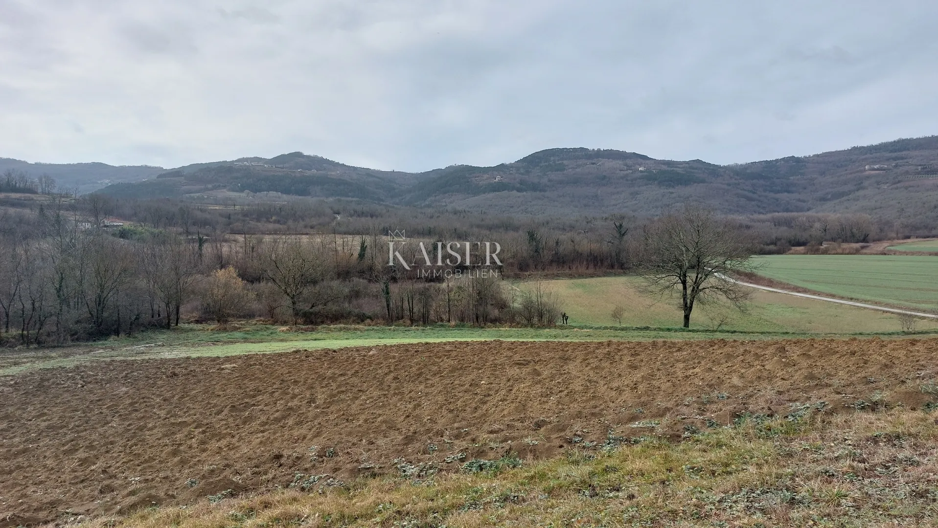 istra, motovun - građevinsko zemljište t2, pogled motovun - slika 3