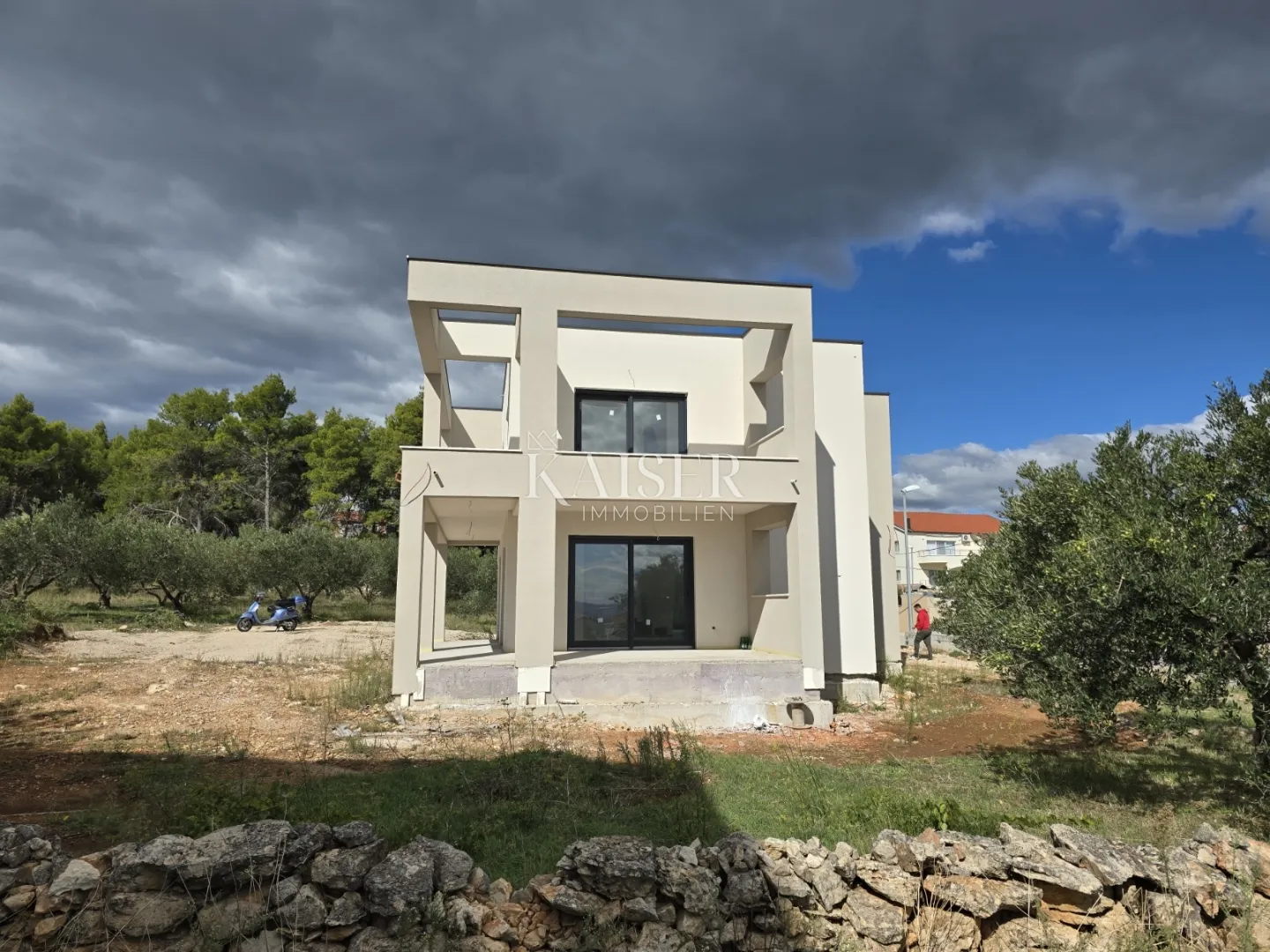 vodice-luksuzna vila s bazenom i prostranim terasama - slika 9
