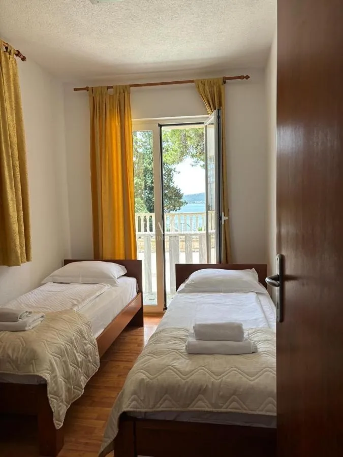 sveti filip i jakov - vila prvi red do mora - slika 25