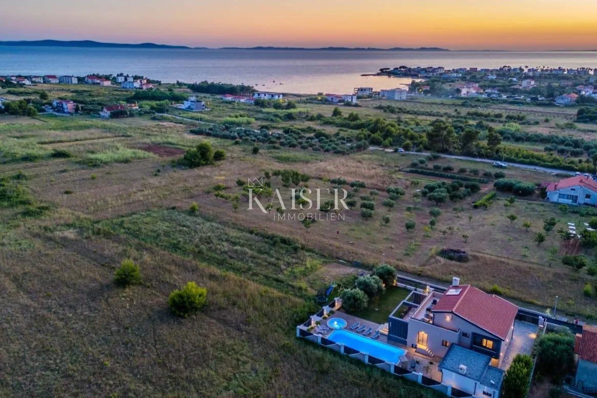 Zadar, Privlaka – moderna vila okružena maslinicima, vinogradima i nepreglednim poljima koja se stapaju s horizontom mora