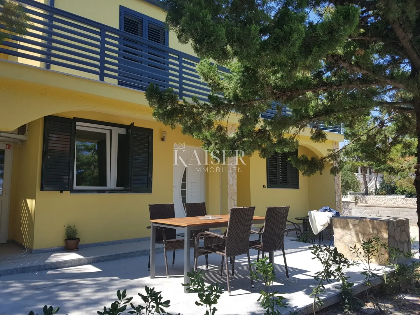 otok vir- kuća 220m2 ,s 3 apartmana - slika 4