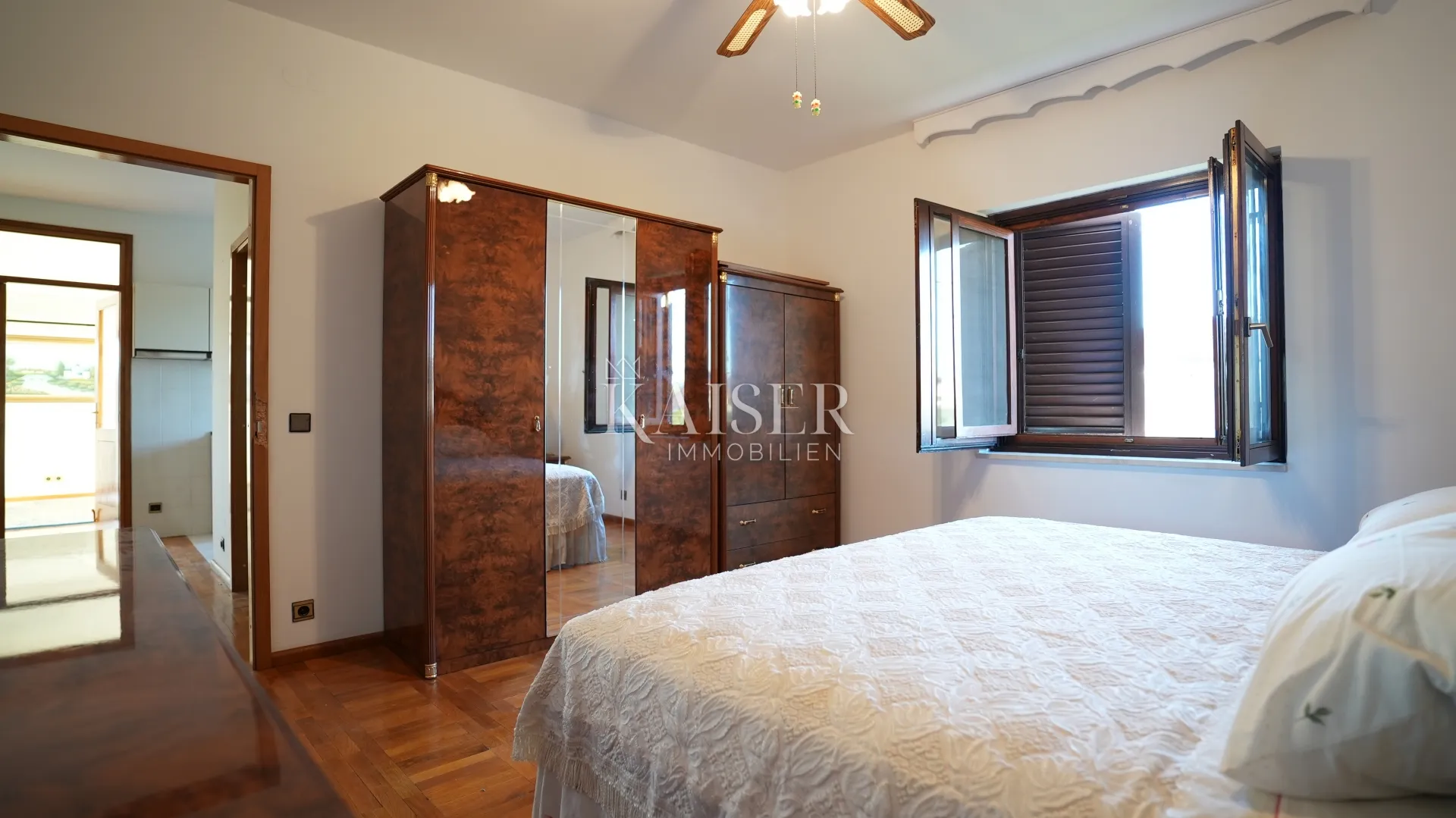 kuća sa dva stana 264m2 prvi red do mora - slika 35