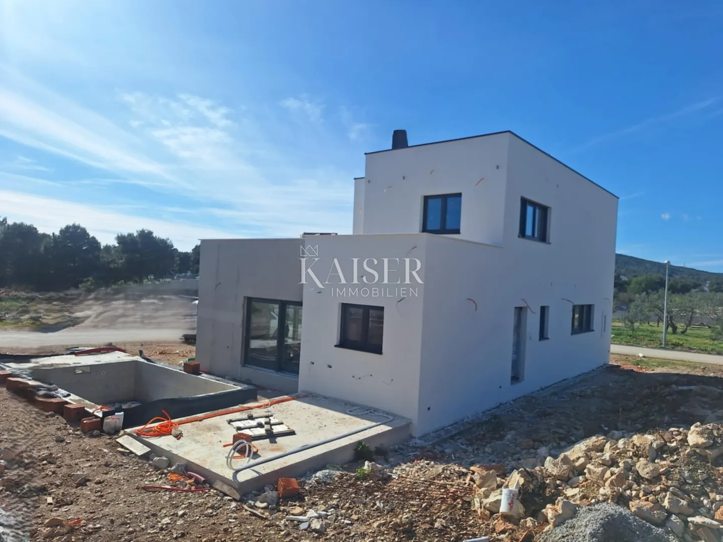 vodice-moderna dvoetažna vila s garažom i prostranim terasama - slika 8