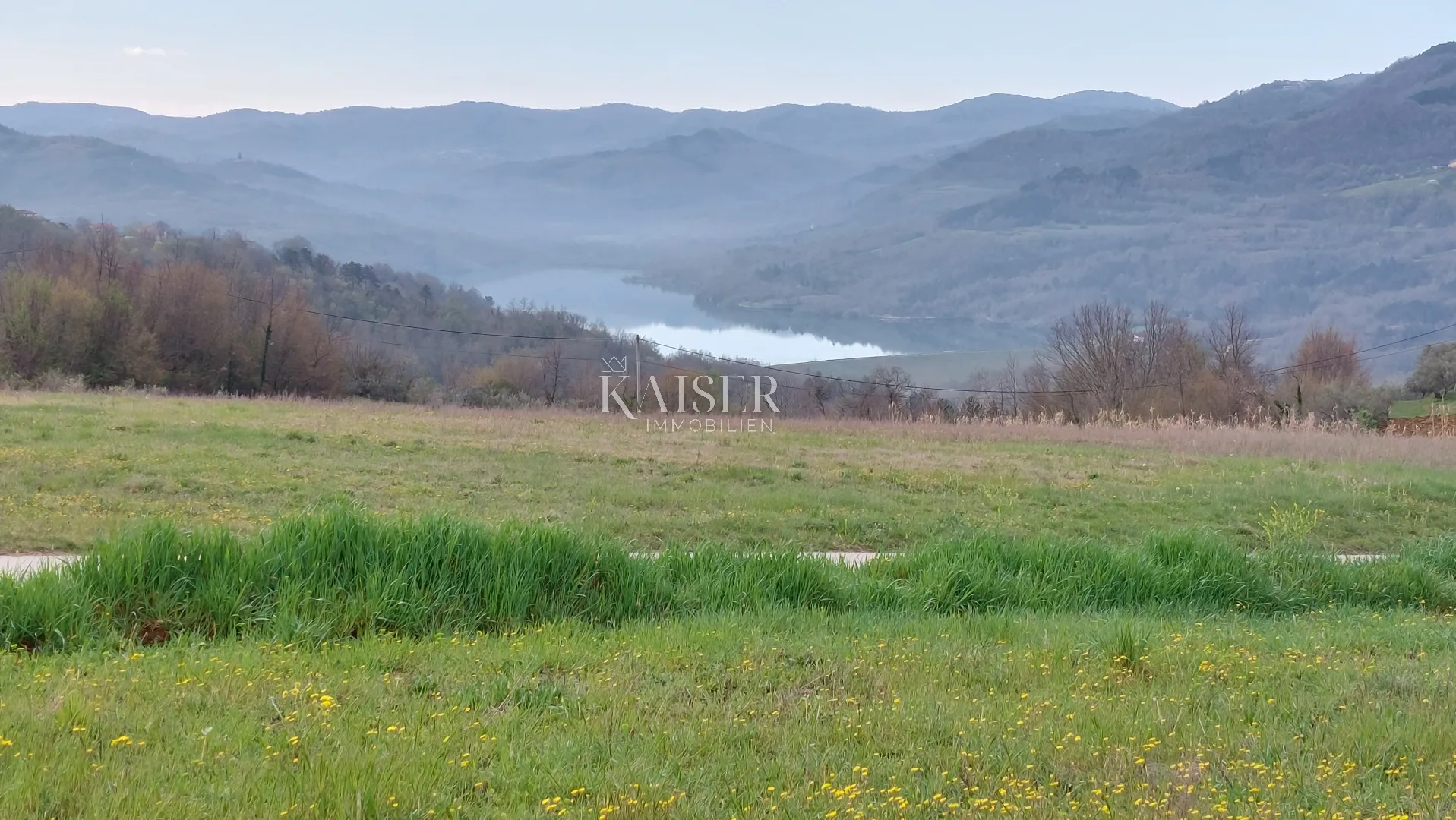 Istra, Motovun-građevinsko zemljište s pogledom na jezero Butoniga