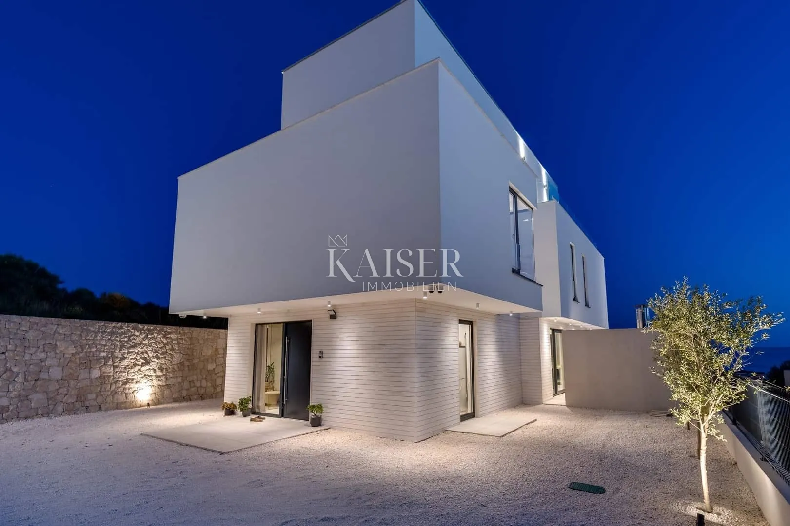 split - moderna vila s bazenom - slika 29