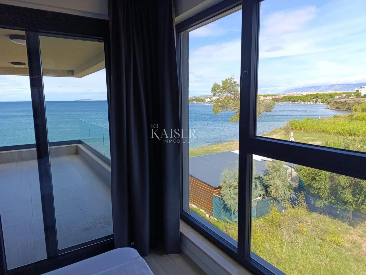 otok pag - ekskluzivni penthouse 118m2 , prvi red do mora - slika 12