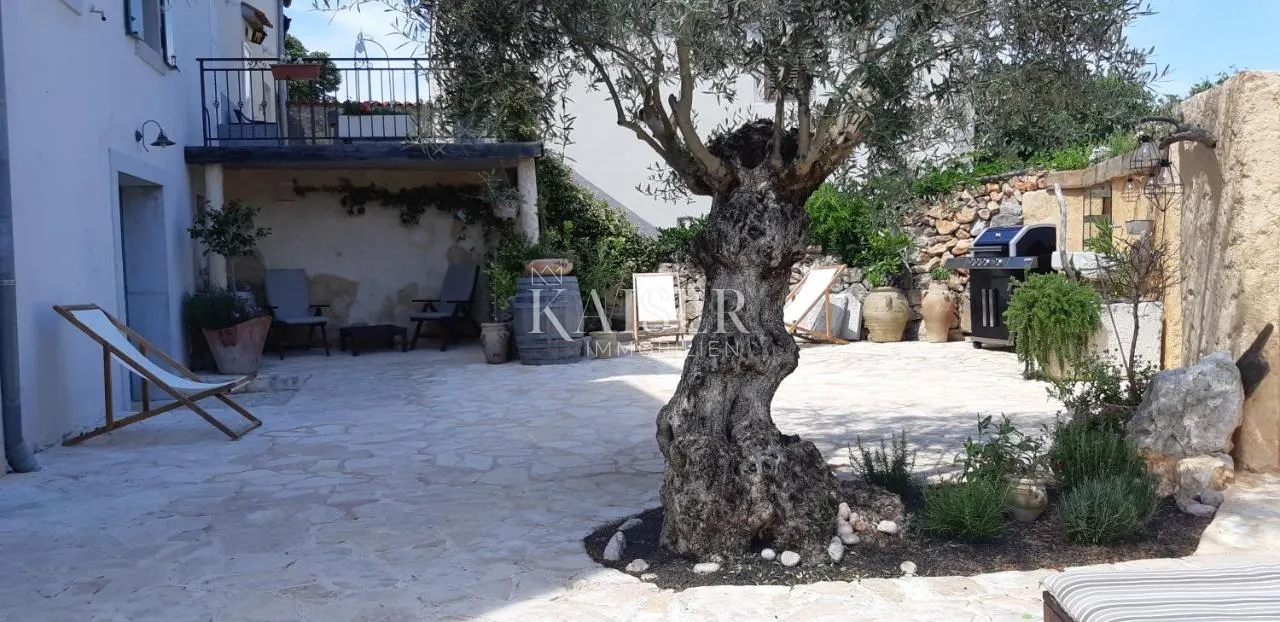otok krk, malinska- kamena kuća 120m2 s bazenom - slika 26