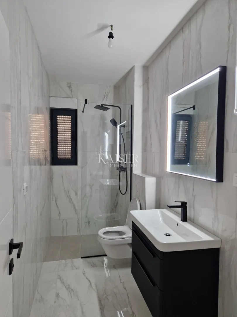 okrug gornji, čiovo - luksuzni penthouse s krovnom terasom i panoramskim pogledom na more - slika 15
