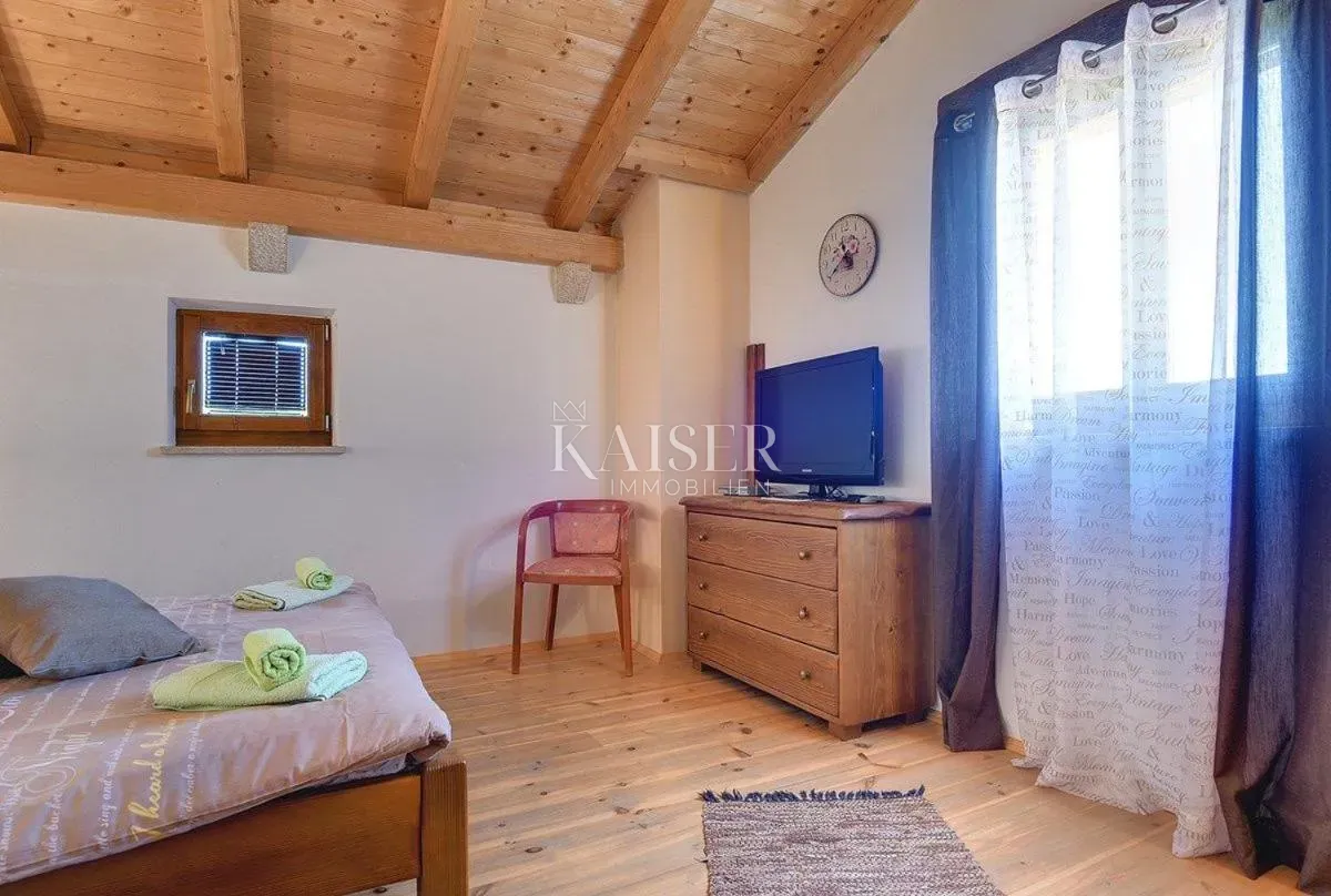 istra, pazin okolica - kuća 270m2 sa bazenom i prekrasnom okućnicom - slika 29