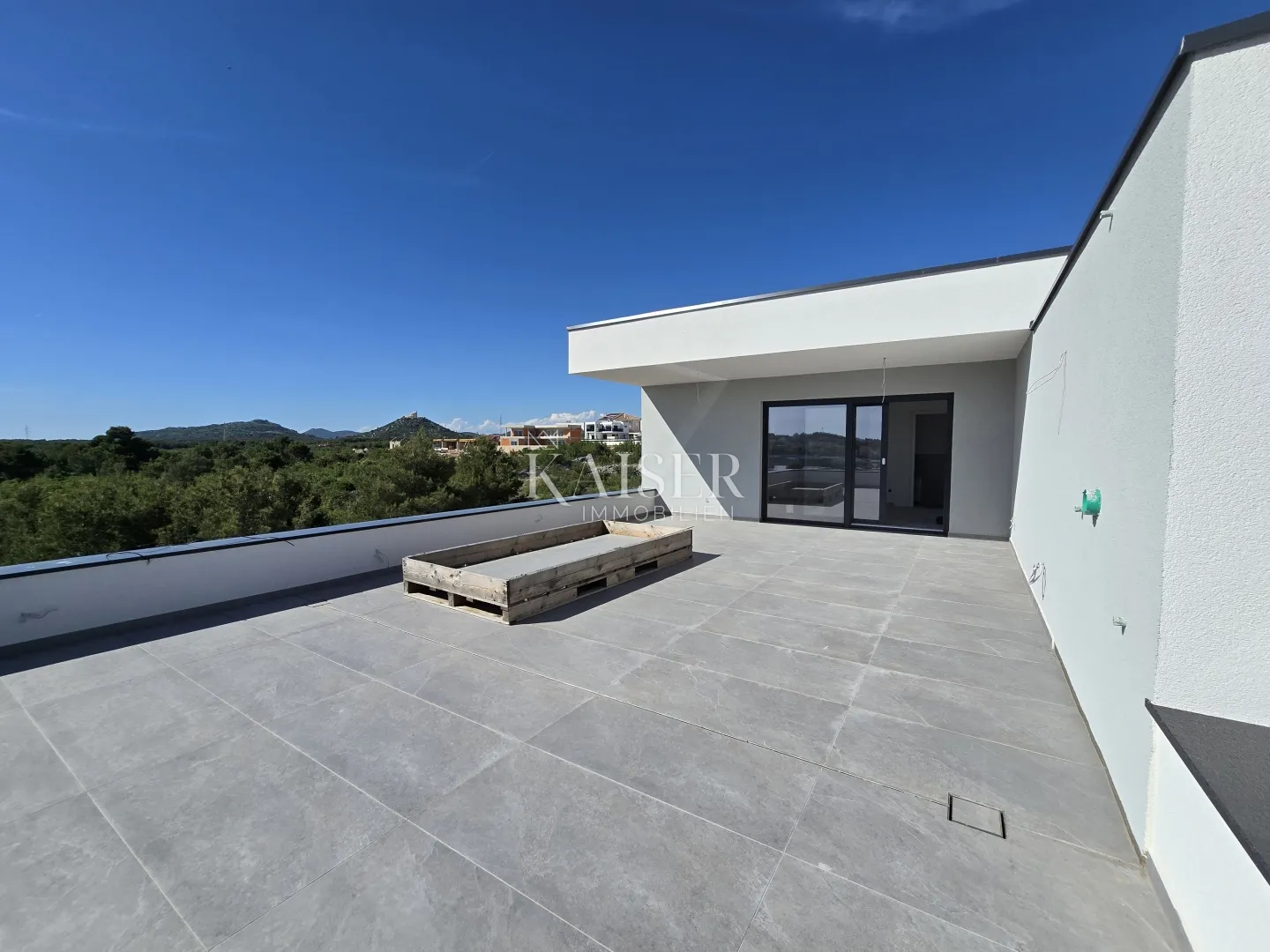 vodice, šibenik - elitni dvoetažni stan s krovnom terasom i jacuzzijem - slika 3