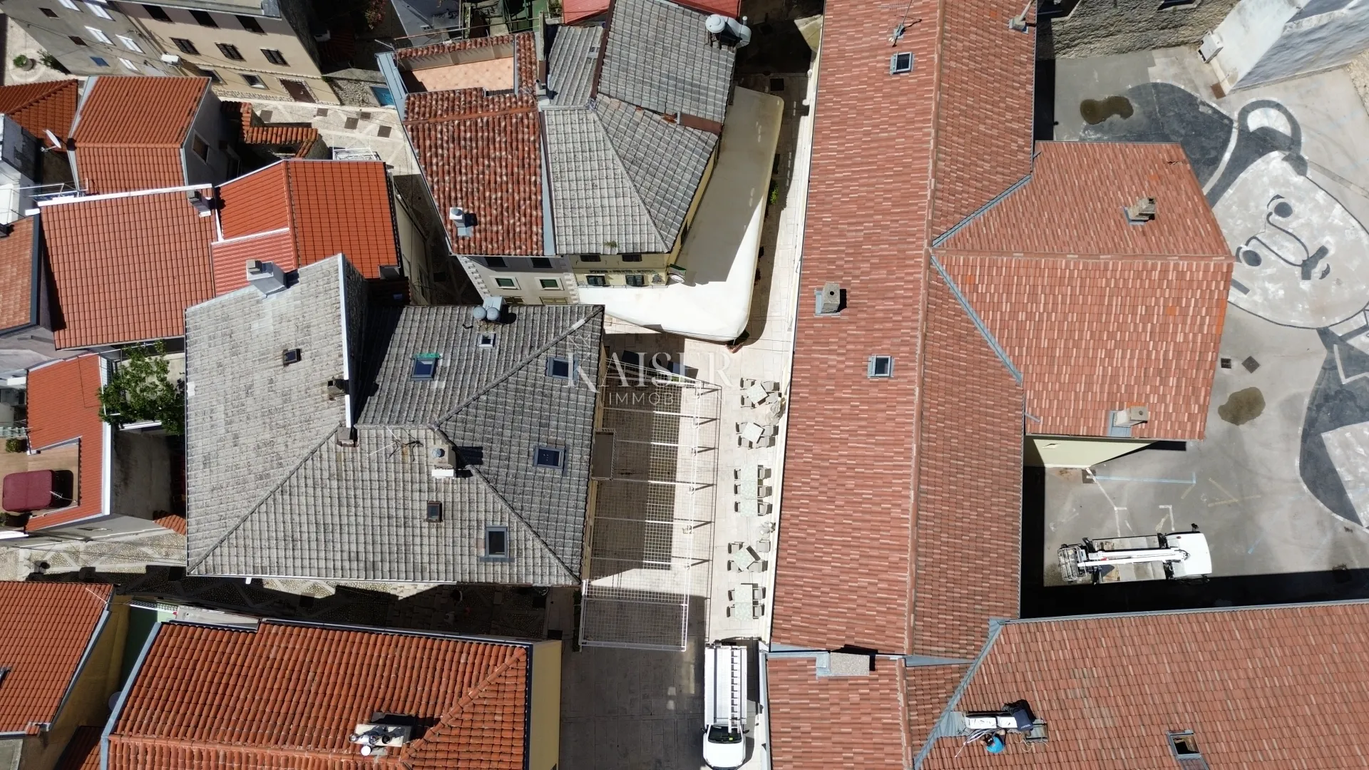 Novi Vinodolski, centar - poslovni prostor sa stanom i garsonjerom
