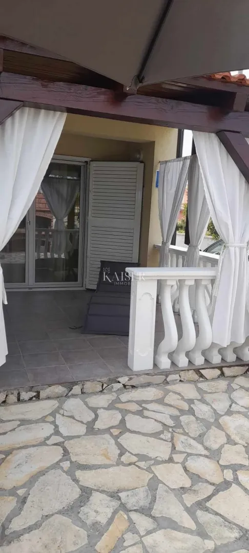 apartman u prizemlju s velikim dvorištem i pogledom na more, vir – zadar - slika 13