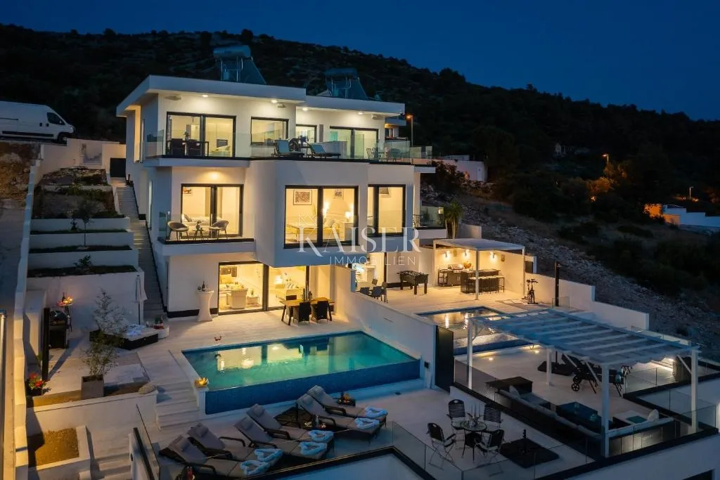 šibenik-rogoznica – moderna luksuzna vila s panoramskim pogledom na more i infinity bazenom - slika 25