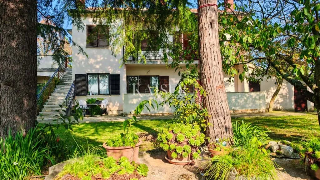 istra,poreč- kuća 200m2 s građevinskom parcelom 2600m2 - slika 7
