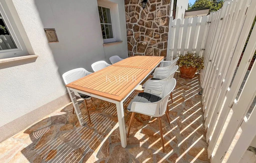 kornić, otok krk- vila 110m2 s pogledom na more i bazenom - slika 24