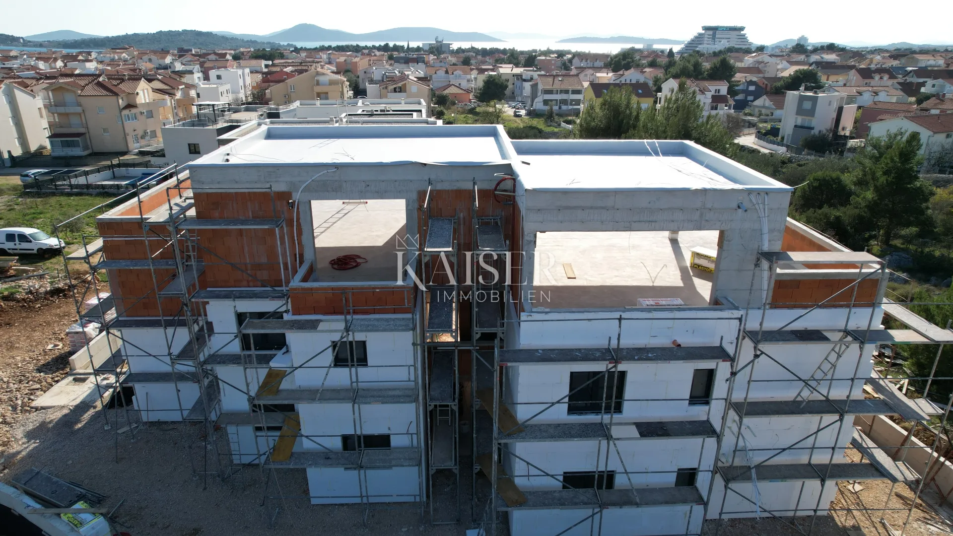 srima, vodice - luksuzni dvoetažni stan sa bazenom i krovnom terasom - slika 9