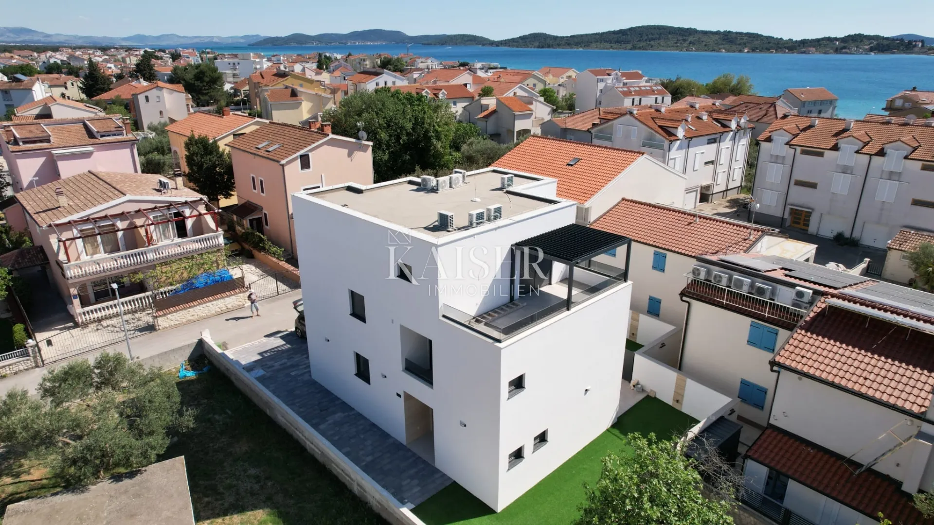 Srima, Vodice-Moderna troetažna kuća (S1) s pogledom na more
