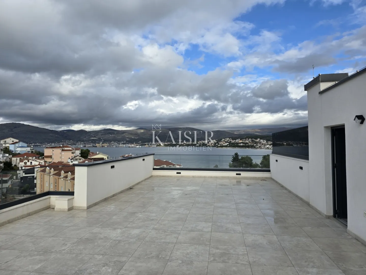 okrug gornji, čiovo - luksuzni penthouse s krovnom terasom i panoramskim pogledom na more - slika 8